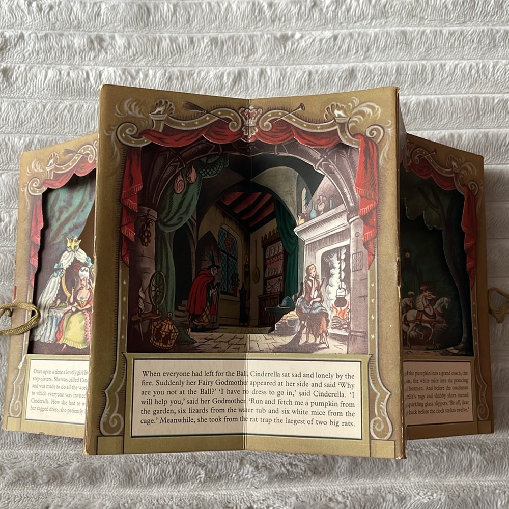 Cinderella Illustrated Peepshow Book - Picture 5 of 7